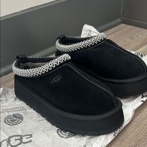 UGG  Tasman II Black Slippers with White Trim Women’s Size 7
